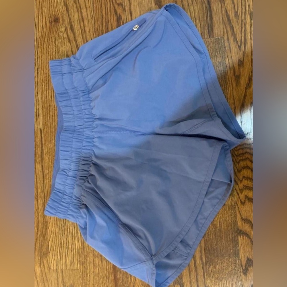 Lululemon 2.5” hotty hot shorts